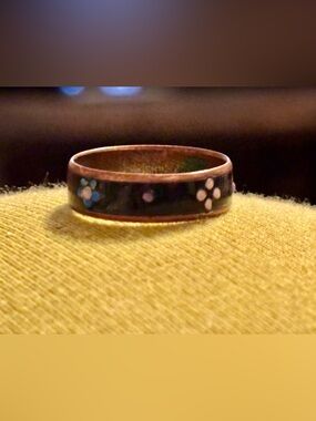 Leather like texture Floral Enamel Band Ring size 7.5